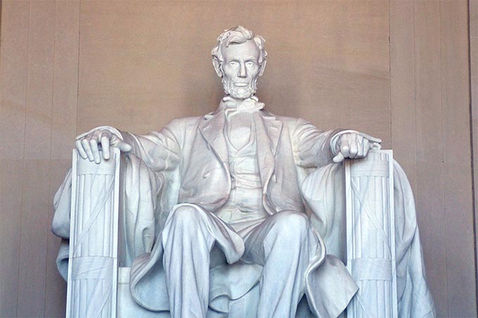 Lincoln Statue im Memorial mit Inschrift